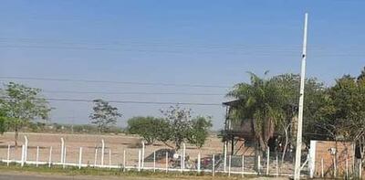 La casa de dos pisos, propiedad del general retirado, Pedro Rolando Ortiz, que según los vecinos de Benjamín Aceval, se encuentra en una calle