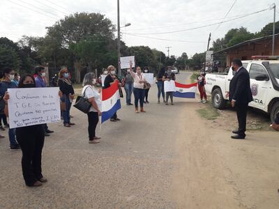El fiscal Andrés Cantaluppi, salio a dialogar con los manifestantes.