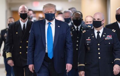 El mandatario de EE.UU., Donald Trump (c), culmina  el miércoles 20 su mandato, fecha en la asume el presidente electo Joe Biden.