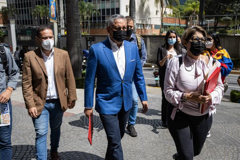 El diputado oficialista Pedro Carreño (c) llega junto a otros parlamentarios a la sede de la Embajada de Argentina, hoy en Caracas (Venezuela).