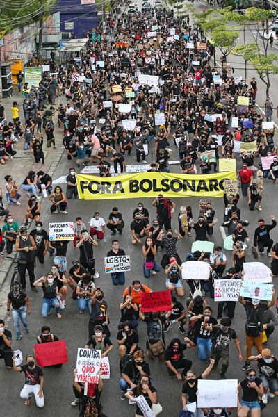 Manifestantes contra el gobierno del presidente brasileño Jair Bolsonaro protestan durante una marcha antifascista llamada 'Amazonas para la democracia' en Manaos, Brasil, el 2 de junio de 2020.