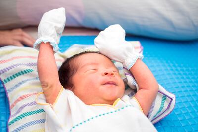 Cuando los bebés se encuentran en el útero utilizan sus manos para calmarse, por lo tanto al nacer y estar ante un mundo desconocido quieren usarlas como lo hacían en el vientre, para autoregularse. Los guantes lo privan de esto y por tanto causa frustración y más llanto en los pequeños.