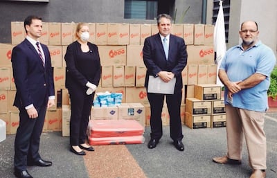 Raúl Silva (i) en la entrega de tapabocas a la Fiscalía junto con el imputado Édgar Melgarejo Ginard.