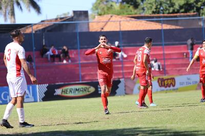 Esteban Maidana, con su “hat-trick”, fue la figura en el duelo de ayer frente a Colegiales. (Foto: @CFM1925)