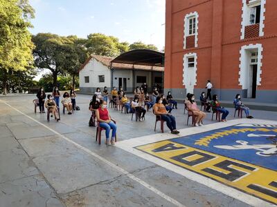 Personas en cuarentena en la sede de la Armada Paraguaya, antes de recibir sus resultados negativos de COVID-19.