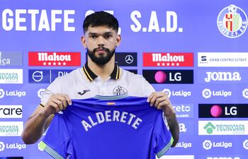 El defensa paraguayo Omar Alderete seguirá por cinco año más en el Getafe.