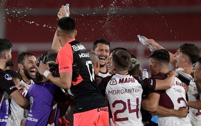 Festejo de los jugadores de Lanus tras golear a Independiente.