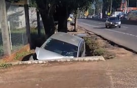 Vehículo quedó en la cuneta por lo menos hasta el lunes.
