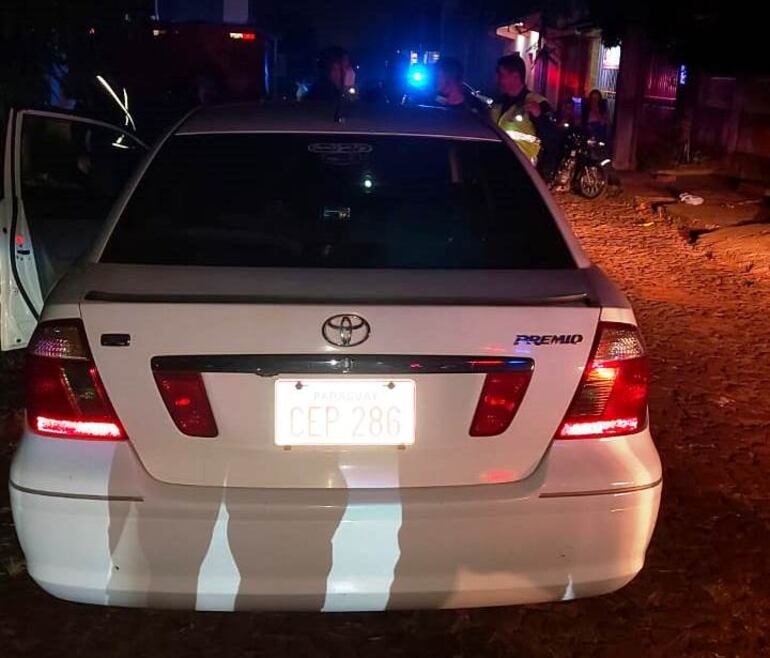 El vehículo recuperado por los agentes policiales tras la balacera.