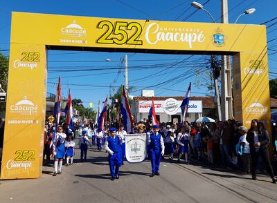 Se pudo observar una concurrida participación de niños, jóvenes y padres de familia acompañando el desfile.