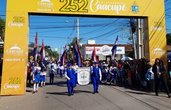 Se pudo observar una concurrida participación de niños, jóvenes y padres de familia acompañando el desfile.