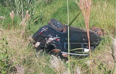 El aparatoso vuelco fue a causa de un enorme bache.