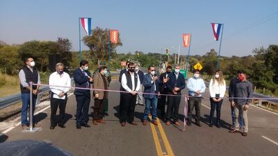 El Presidente y el gobernador de Central inauguraron la burlesca obra.