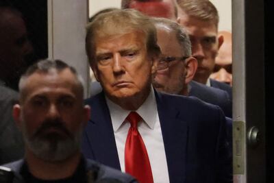 El presidente de Estados Unidos, Donald J. Trump, con semblante serio y sin responder preguntas, se declaró no culpable de la acusación fiscal. (EFE/EPA)