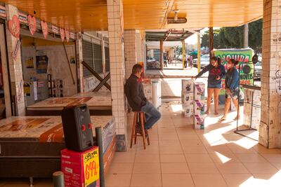 Personas con tapabocas hacen compras este sábado en una calle de Brasilia (Brasil). Muchas ciudades de Brasil se encaminan hacia una reapertura de los comercios y las actividades económicas, cuando el coronavirus aún avanza con fuerza y ya deja casi 28.000 muertos en el país, uno de los más castigados por la pandemia. Según los últimos datos oficiales, Brasil ya es el segundo país del mundo, por detrás de Estados Unidos, en el número de casos, con unos 470.000.