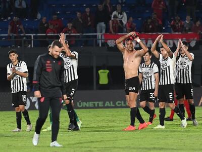 Los jugadores de Libertad saludan a los aficionados después del partido contra Athletico Paranaense en el Defensores del Chaco de Asunción por la tercera fecha del Grupo G de la Copa Libertadores.
