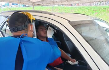 El intendente Miguel Prieto cuando se le extrajo una muestra de hisopado.