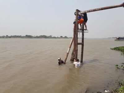 Personal de la Junta de Saneamiento de Fuerte Olimpo trabaja en la ampliación de la cañería para la toma de agua.