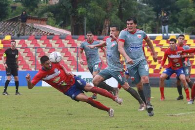 Osmar Fernández juega con la cabeza ante la presencia de Fidencio Oviedo. (Foto: APF)