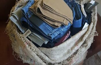 Las prendas de vestir que fueron recuperadas del poder de los supuestos ladrones.