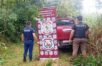 Los agentes policiales llegaron hasta una zona boscosa para recuperar la camioneta.