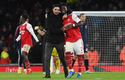 El entrenador del Arsenal, Mikel Arteta (izquierda), y el jugador del Arsenal, Bukayo Saka (derecha), reaccionan después del partido de fútbol de la Premier League inglesa entre el Arsenal Football Club y el West Ham United en Londres, Gran Bretaña, el 26 de diciembre de 2022.