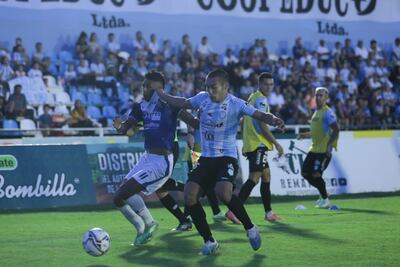 Fredy Vera de Ameliano y Elías Britez de Guaireña, durante el duelo en el Parque del Guairá.