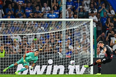 Momento en que sale el remate de Olivier Giroud para convertir el segundo del AC Milan