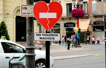 Un cartel en forma de corazón roto aboga por el fin de la violencia de género, en España. Una mujer paraguaya de nombre Mari Cruz fue asesinada hoy en Madrid, junto con su hija de 11 años. El principal sospechoso es su pareja, de nombre Fausto, quien se suicidó.