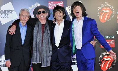 Los Rolling Stones junto a la famosa lengua diseñada por John Pasche