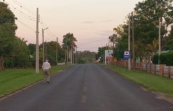 Un veterano poblador camina por la colonia Friesland, ahora sacudida por el asesinato de uno de sus miembros.