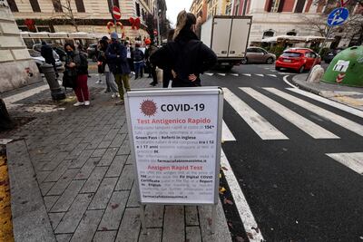 Un grupo de personas hace fila para hacerse la prueba de Covid-19 frente a una farmacia en el distrito de Prati en Roma, Italia, el 27 de diciembre de 2021.