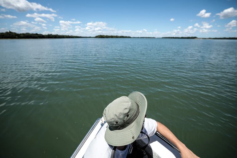 Personas navegan por el rio Uruguay en la Provincia de Entre Ríos (Argentina).
