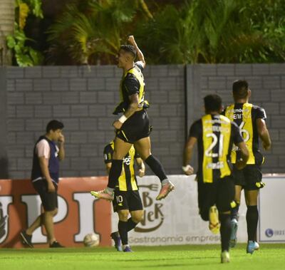 El defensor aurinegro Rodi Ferreira apareció en su versión goleadora y fue el gran héroe de Guaraní en la victoria contra el Sportivo Ameliano.