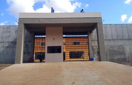 Fachada de una de las dos penitenciarías de Emboscada, en Cordillera. Tendrán pisos, paredes y hasta techo de hormigón armado, cerco perimetral, circuito cerrado y alarmas.