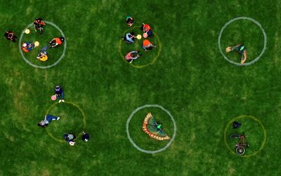 Vista aérea que muestra a personas disfrutando de la reapertura de los parques, luego de la facilidad de las medidas impuestas por el alcalde de Bogotá y el Gobierno de Colombia dentro de la pandemia del coronavirus COVID-19.