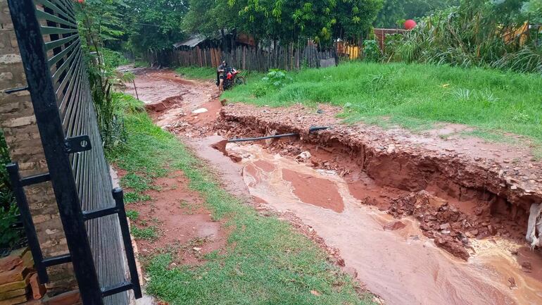 Varias calles de la ciudad de San Antonio quedaron convertida en verdaderas zanjas y los vecinos no pueden salir con sus vehículos.