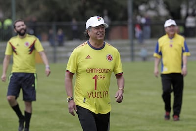 El candidato presidencial colombiano Gustavo Petro, de la coalición de izquierda Pacto Histórico, sonríe durante un partido de fútbol en Bogotá (Colombia).