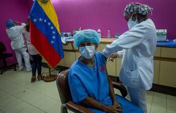 Trabajadores del hospital Domingo Luciani participan en una jornada de vacunación contra la covid-19 con dosis de la rusa Sputnik V, el 4 de marzo del 2021, en Caracas (Venezuela).