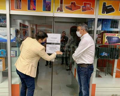 Funcionarios de la Municipalidad esteña clausuraron el local comercial usado para el asalto a un turista brasileño.
