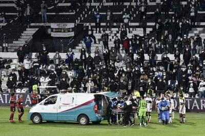 Salazar se retiró del juego en una ambulancia.