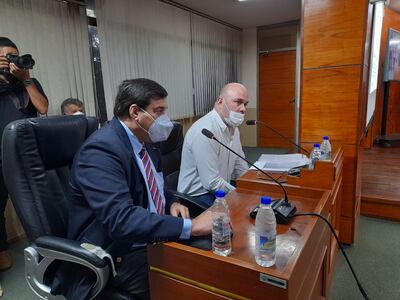 El Director de Obras Particulares Diego Sotomayor (izq.) y el director de Asesoría Jurídica Benito Torres (der.) fueron convocados a la sesión de hoy sobre la construcción de la estación de servicios en Mcal. López y Brasilia.