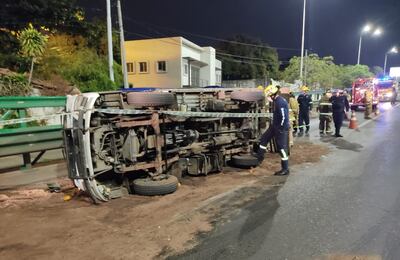 Un camioncito tumbó en forma parcial sobre la avenida Madame Lynch al cruzar el viaducto de Eusebio Ayala.
Foto: Rodolfo López