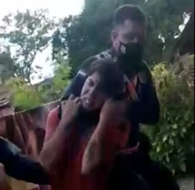 La Policía no tuvo otra opción que usar la fuerza para detener al hombre.