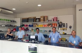 Equipo de trabajo que atiende con diligencia a los clientes de los departamentos de Misiones y Ñeembucú.