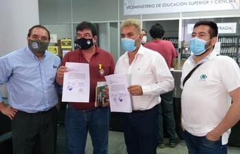 Miguel Marecos (Sinadi), Gabriel Espínola (Otep-A), Silvio Piris (FEP) y Rubén Irala (Sifemec) presentaron esta mañana el proyecto de Ley