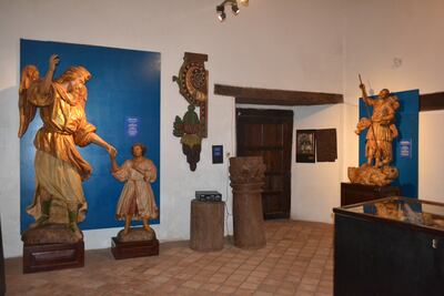 Obras barrocas que se exhiben en el museo diocesano de arte jesuítico de San Ignacio, Misiones.