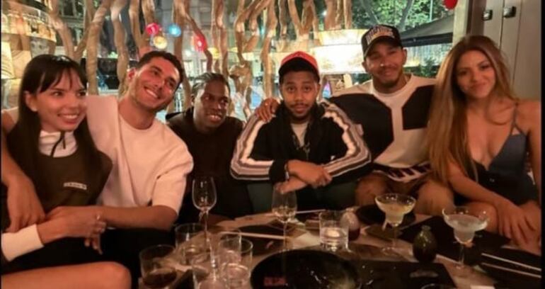 Shakira y Lewis Hamilton cenando en un restó japonés junto a unos amigos. (Captura de la historia de Instagram de Mustafa The Poet)