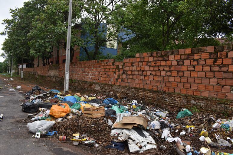 Debido al pésimo servicio de recolección de basura son numerosos los "minivertederos" en las calles de la ciudad de San Antonio.