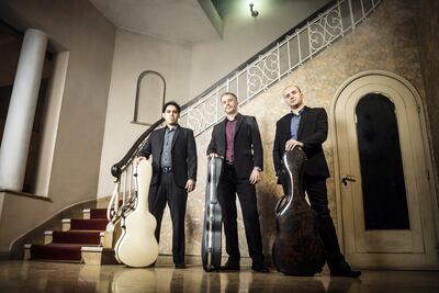 Álvaro Gavilán, Osvaldo Loup y Lázaro Barni celebran el legado de Mangoré en un álbum con piezas de guitarra solista.